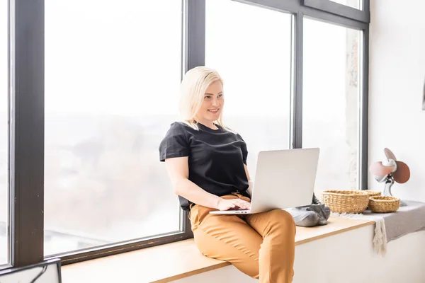 Hipster woman use Laptop huge Loft Studio. Student Researching Process Work. Young Business Woman Working Creative Startup modern Office. Analyze market stock, new strategy — Stock Photo, Image