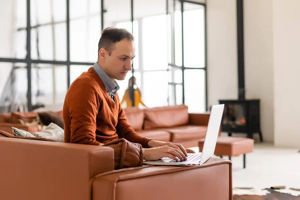 Beau homme d'affaires travaillant avec ordinateur portable dans le bureau — Photo