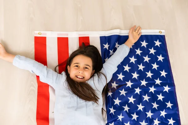 Ritratto di una bambina con la bandiera americana. Educazione americana, studio in America — Foto Stock