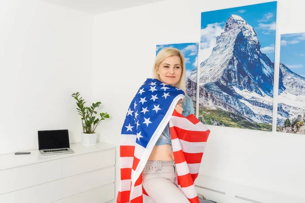 Mulher orgulhosa com a bandeira americana e sorrindo — Fotografia de Stock