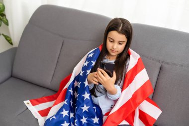 Amerikan bayrağı taşıyan küçük bir kızın portresi. Amerikan eğitimi, Amerika 'da öğrenim