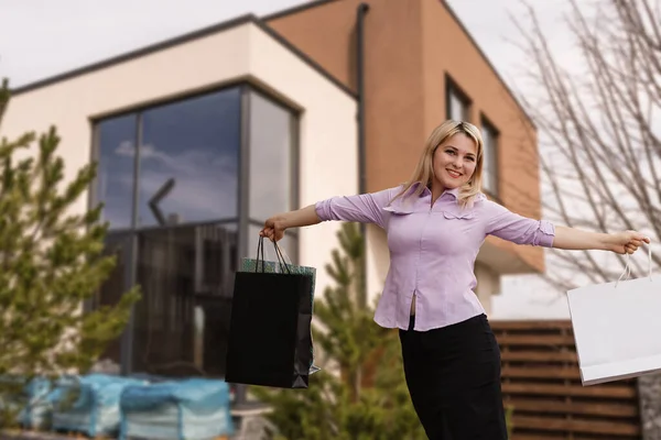 Femme heureuse sur le fond d'une nouvelle maison. Portrait d'un premier acheteur, propriétaire d'une maison, locataire d'un appartement, locataire ou propriétaire. Jour de déménagement et achat concept de propriété propre — Photo