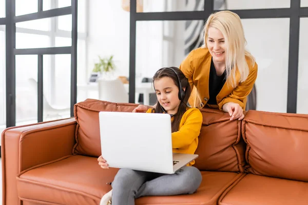Moeder en tienerdochter kijken samen naar laptop — Stockfoto