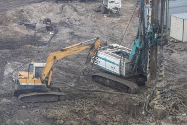 Otomobil yükleyicisi Kum boşaltan kepçeli kazıcı inşaat alanında çalışıyor..