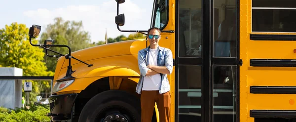 Mosolygó tanár portréja az iskolabusz közelében — Stock Fotó