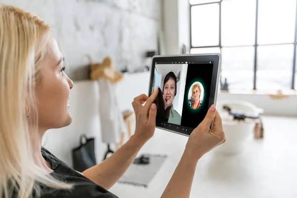 Mulher com tablet pc durante uma consulta on-line em sua sala de estar. — Fotografia de Stock