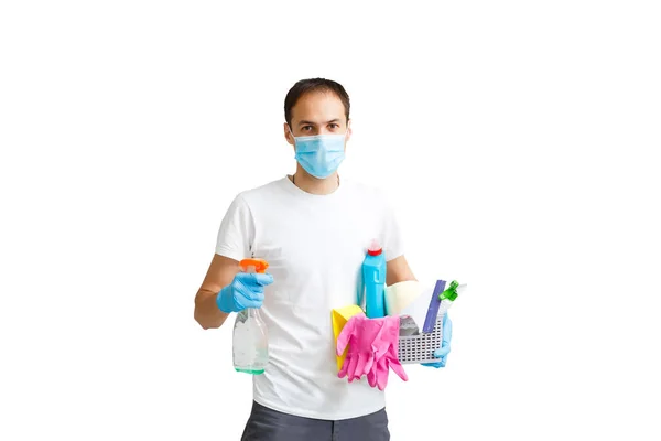 Ritratto dell'uomo con attrezzatura di pulizia isolata su sfondo bianco — Foto Stock