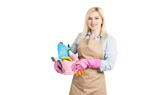 Jonge huisvrouw met schoonmaak benodigdheden, geïsoleerd op witte achtergrond — Stockfoto