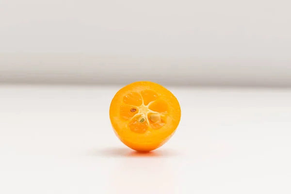 Kumquat auf weißem Hintergrund. exotische Früchte — Stockfoto