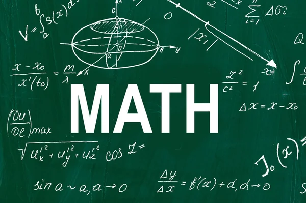 Рукописные уравнения на зелёной доске — стоковое фото