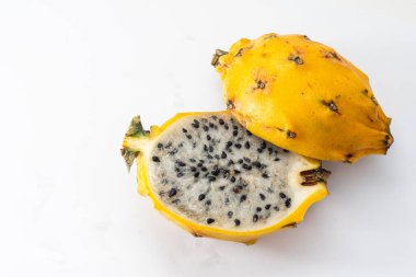 Beyaz arkaplanda sarı pitahaya