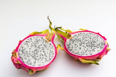 Pitaya veya Dragon meyveleri beyaz arka planda izole
