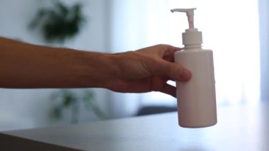Coronavirus el dezenfektanı jeli temiz eller için hijyen korona virüsü yayılmasını önler. Ellerini yıkamaya alternatif olarak alkol kullanan bir kadın. Gerçek Zaman videosu.