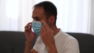 Hasta portresi, tıbbi maske takmış virüslü adam ölüyor, yatakta yatıyor ve öksürüyor, doktor ona nasıl nefes alacağını anlatıyor..