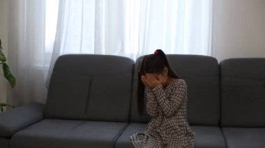 Virüse karşı maske takan hasta küçük bir kız kameraya kilitleniyor.