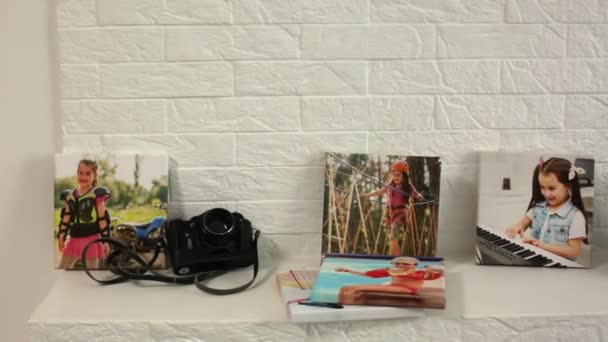 Frames met ok gebaar mensen op witte baksteen muur collage — Stockvideo