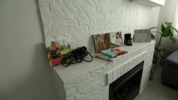 Frames met ok gebaar mensen op witte baksteen muur collage — Stockvideo