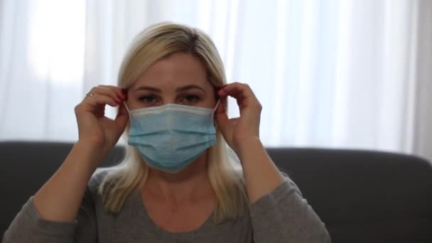 Frau trägt Maske mit Schnupfen und Husten — Stockvideo