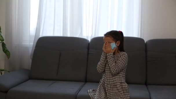 Nemocná holčička v lékařské masce proti viru detailní zablokování před kamerou - koncept ochrany koronaviru — Stock video