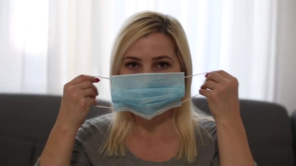 Mujer usar máscara que tiene frío y tos — Vídeos de Stock