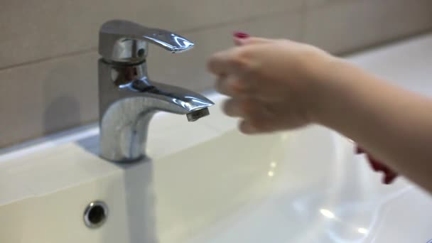 Pandangan dekat seorang wanita mencuci tangan di kamar mandi. Seorang wanita mencuci tangannya di bak cuci. — Stok Video