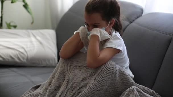 Una bambina malata. Bambino con una maschera medica. coronavirus covid 19 — Video Stock