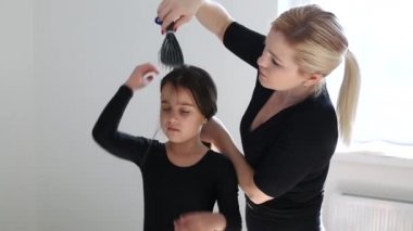 Anne üzgün kızını tarıyor..