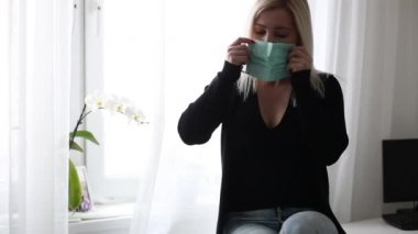 Corona virüsünün önlenmesi için cerrahi maske takan kadın..