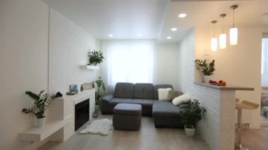 Oturma odası ve mutfağı olan bir çatı katı..