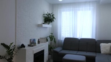 Modern oturma odası ve mutfak. Doğa manzaralı.