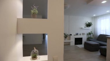 Oturma odası ve mutfağı olan bir çatı katı..