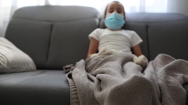 Enfant malade. Enfant avec un masque médical. coronavirus covid 19 — Video