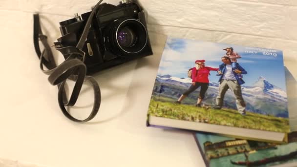 Álbum de fotos con fotos de viaje — Vídeos de Stock