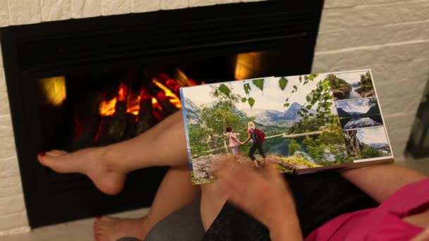 Close-up jonge vrouw op zoek naar fotoboek in kamer — Stockvideo