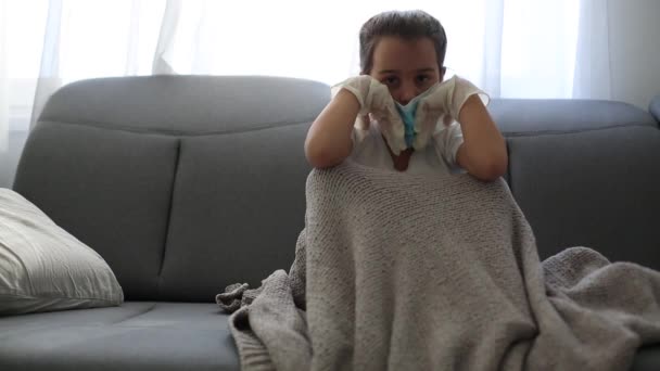 Una bambina malata. Bambino con una maschera medica. coronavirus covid 19 — Video Stock