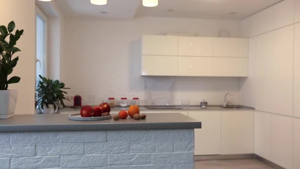Moderní nordic kuchyně v podkrovním bytě — Stock video