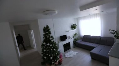 Hırsız olarak çekilen güvenlik kamerası daireyi dağıtıyor.