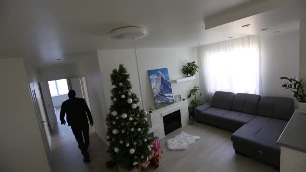 La cámara de vigilancia capturada como un ladrón rompe el apartamento de Navidad — Vídeo de stock