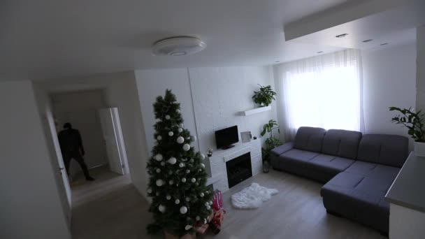 The surveillance camera captured as a thief breaks the apartment christmas — Stock Video