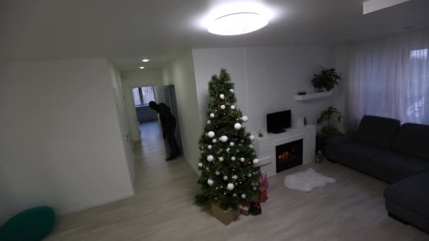 De bewakingscamera vastgelegd als een dief breekt het appartement kerst — Stockvideo