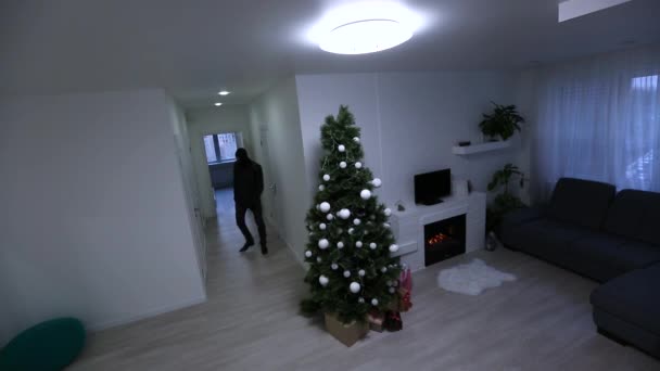 La telecamera di sorveglianza ripresa mentre un ladro rompe il Natale dell'appartamento — Video Stock