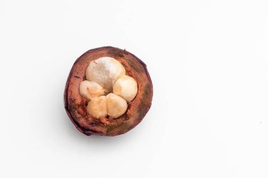 İzole tropikal meyveler. Tüm bir mangosteen kırpma yolu ile beyaz izole.