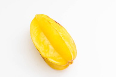 Yıldız meyveli karambola ya da yıldız elmalı yıldız meyveli beyaz arka plan sağlıklı yıldız meyveli, izole edilmiş.