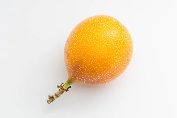 Granadilla. Tamamen sarı çarkıfelek meyvesi ve beyaz arka planda yarı izole. — Stok fotoğraf