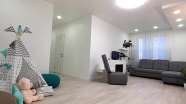 Çatı katı dairesinin parlak açık alanı