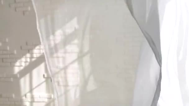 Prázdná bílá stěna s oknem a betonovou podlahou, maketa nahoru, 3D vykreslení — Stock video