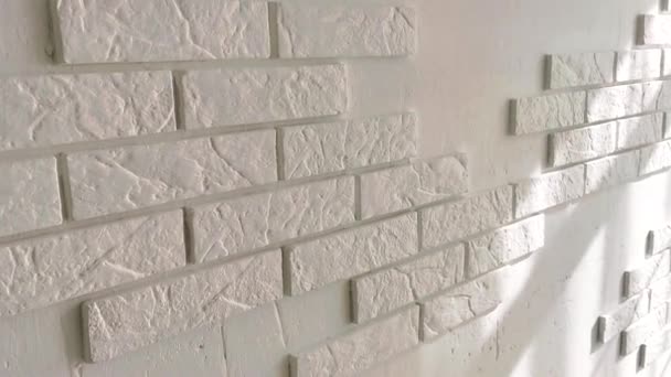 Λευκό τούβλο τοίχο δωμάτιο με παράθυρο φως του ήλιου. Αφηρημένο κενό εσωτερικό. 3d καθιστούν απεικόνιση — Αρχείο Βίντεο