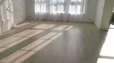 Beyaz oturma odası tasarımının yatay görünümü