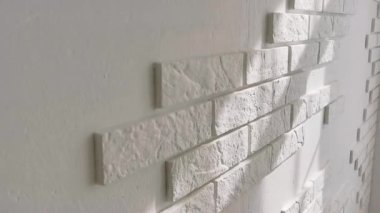 Penceresinde güneş ışığı olan beyaz tuğlalı bir oda. İçerisi soyut olarak boş. 3d resimleme