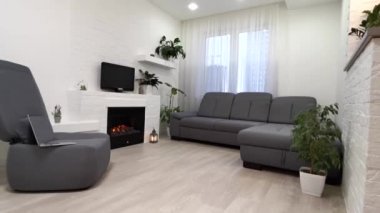 Çatı katı dairesinin parlak açık alanı